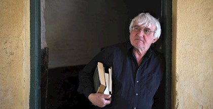 Henning Frandsen, f. 1953, er historiker, foredragsholder og journalist.