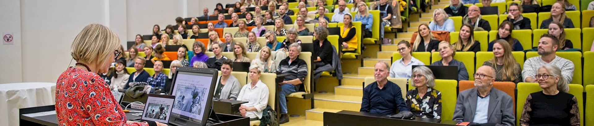 Jytte Vikkelsøe holder foredrag foran fuld sal, FOF Aarhus