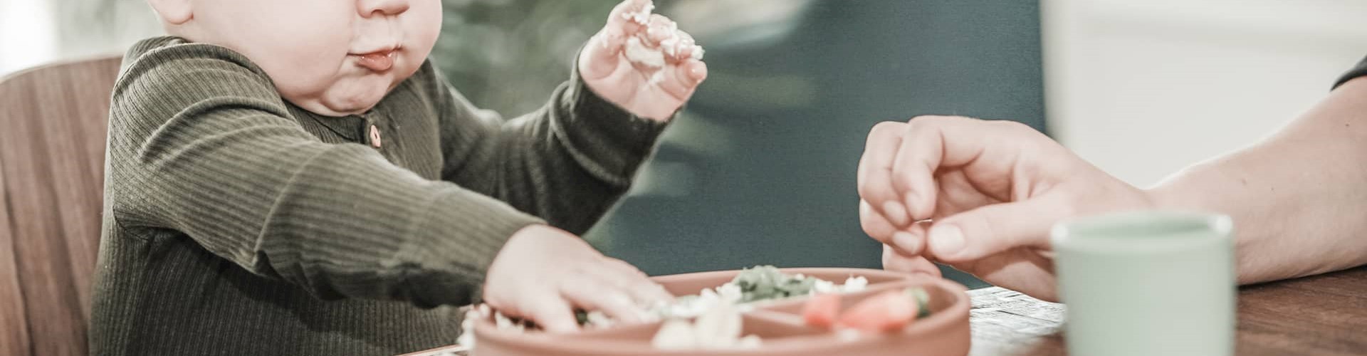 Baby spiser mad, baby har fingrene i mad, foredrag ved FOF Aarhus