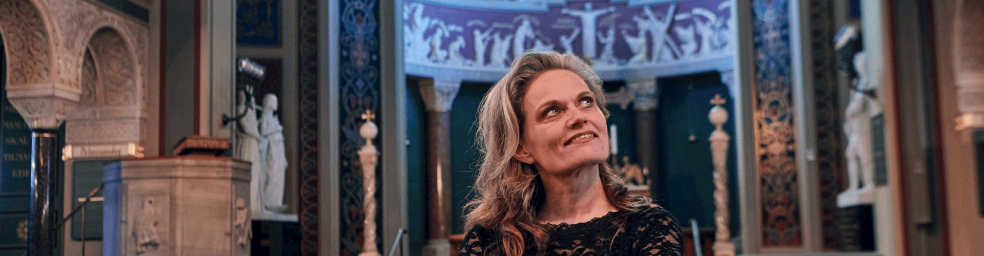 Sørine Gotfredsen, journalist, forfatter, sognepræst og samfundsdebattør, og foredragsholder i FOF Aarhus | Foto af Carsten Lundager