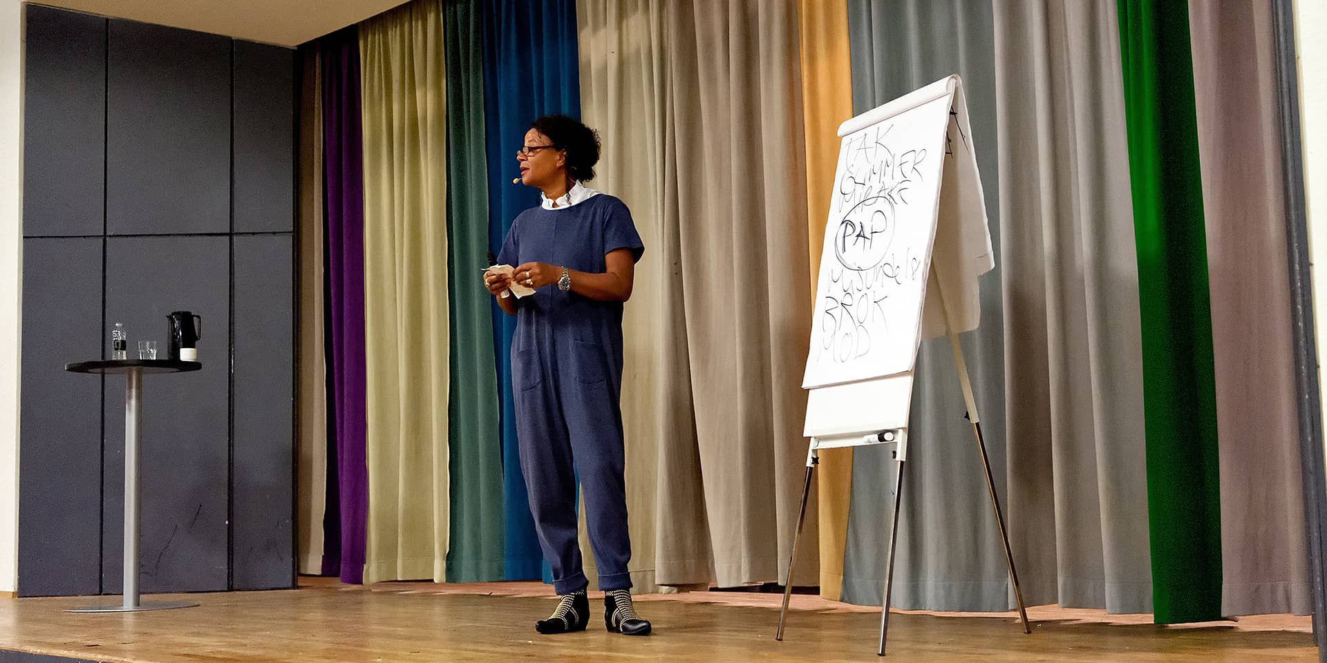 Billede af Hella Joff på scenen på Aarhus Katedralskole, foredrag ved FOF Aarhus