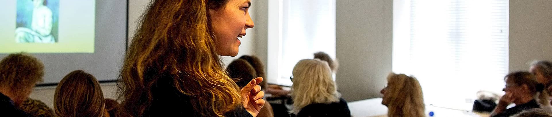 Billede af læge, hjerneforsker, mindfulnessinstruktør og billedkunstner Lærke Egefjord i en undervisningssituation ved FOF Aarhus