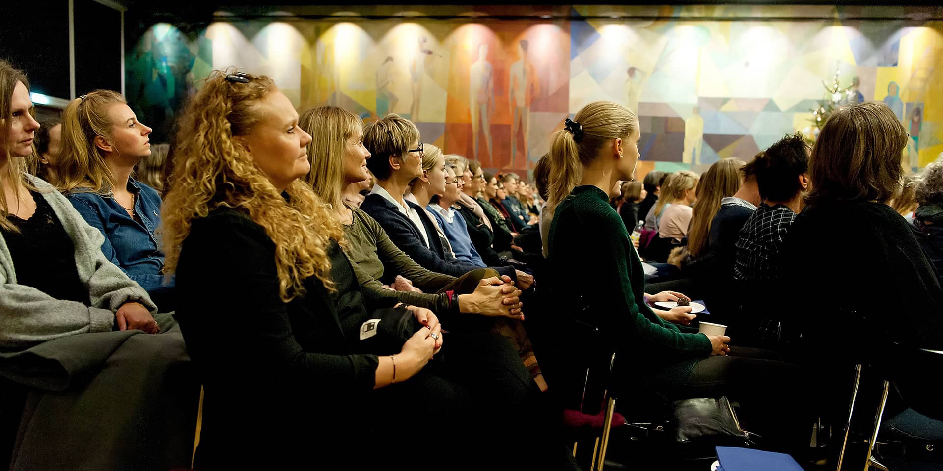 Billede af deltager ved et FOF Aarhus foredrag på Katedralskolen, Aarhus
