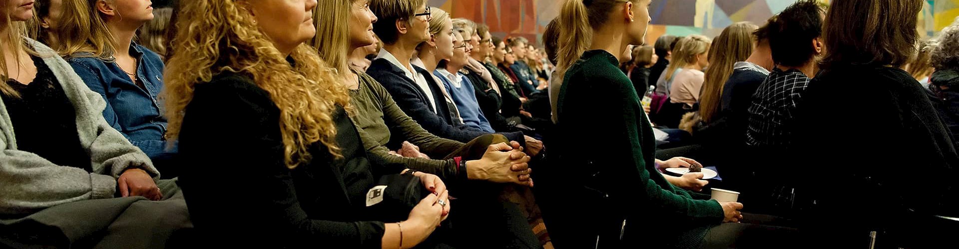 Billede af deltager ved et FOF Aarhus foredrag på Katedralskolen, Aarhus
