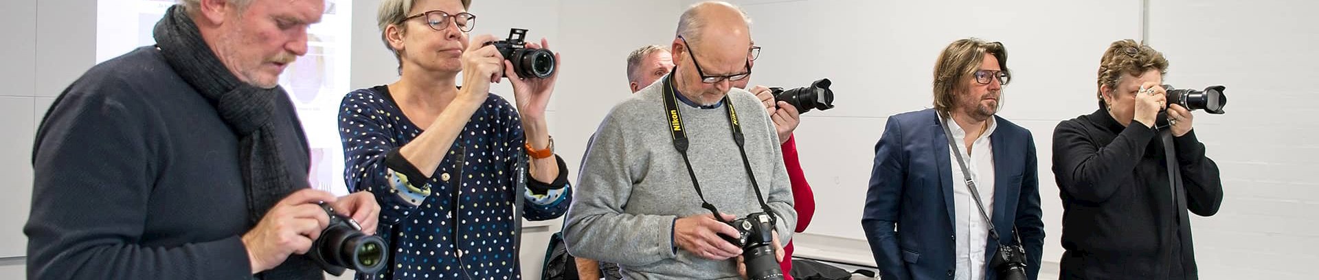 Kursister på fotokursus i FOF Aarhus, ved underviser Ole Toldbod.