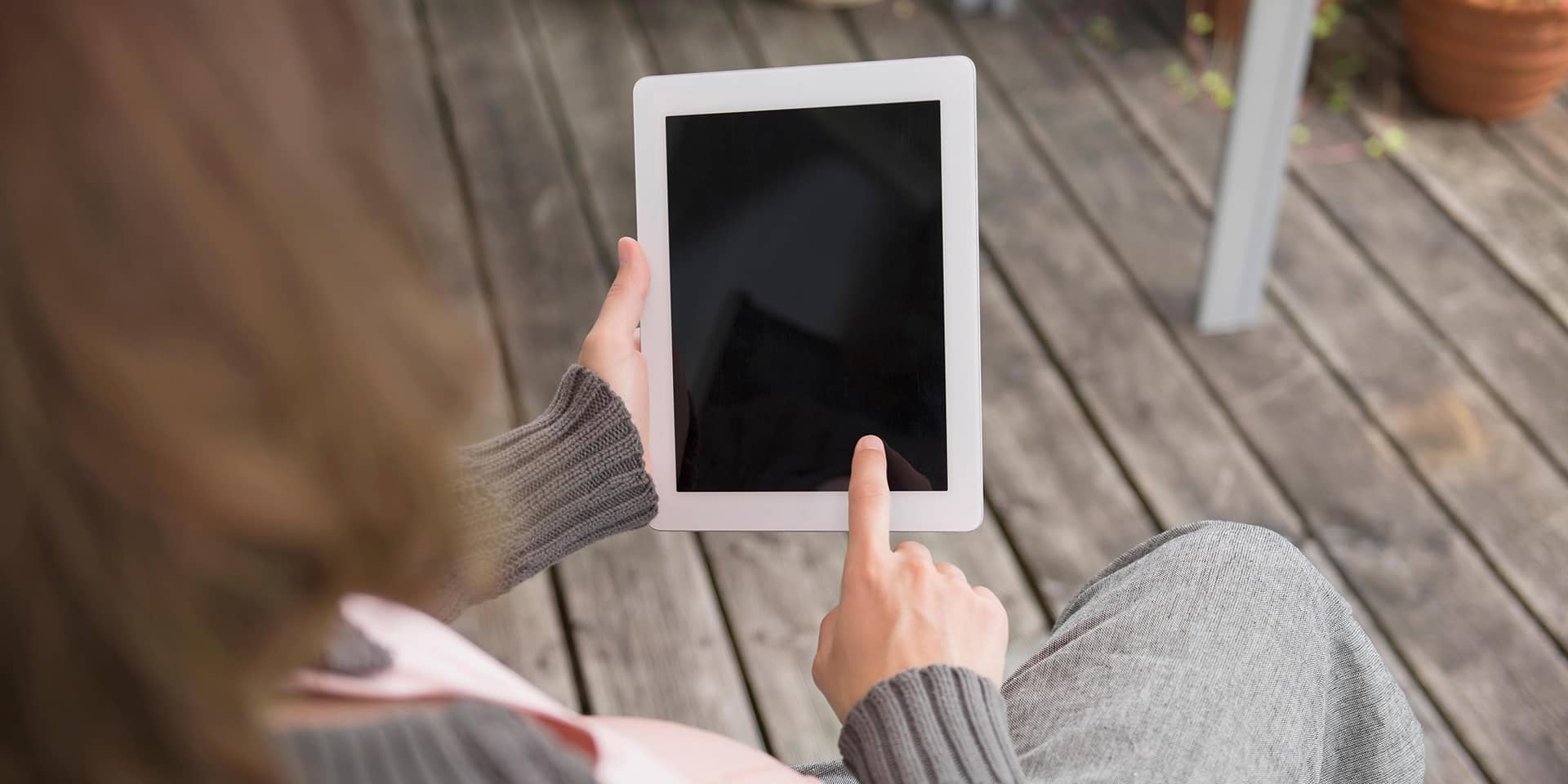 Kvinde der bruger iPad