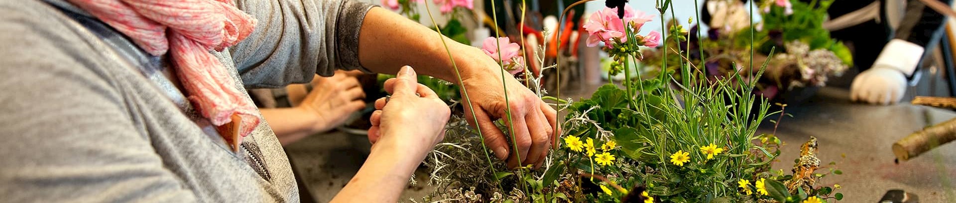 Kursister på et blomsterkursus ved FOF Aarhus, underviser Lotte Dalsgaard