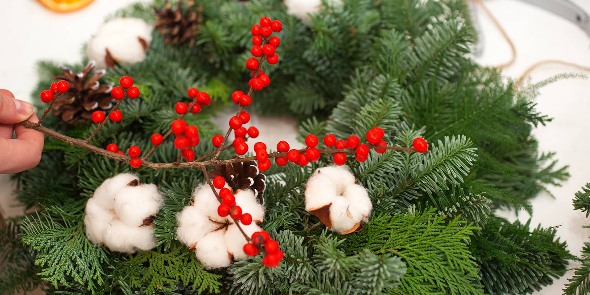 Blomsterdekoration til advent og jul