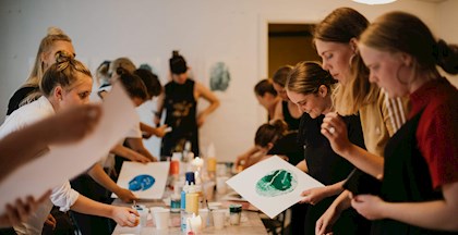 Kursister hos FOF Aarhus laver flydende kunst på kursus ved Kira Poulsen Frosch