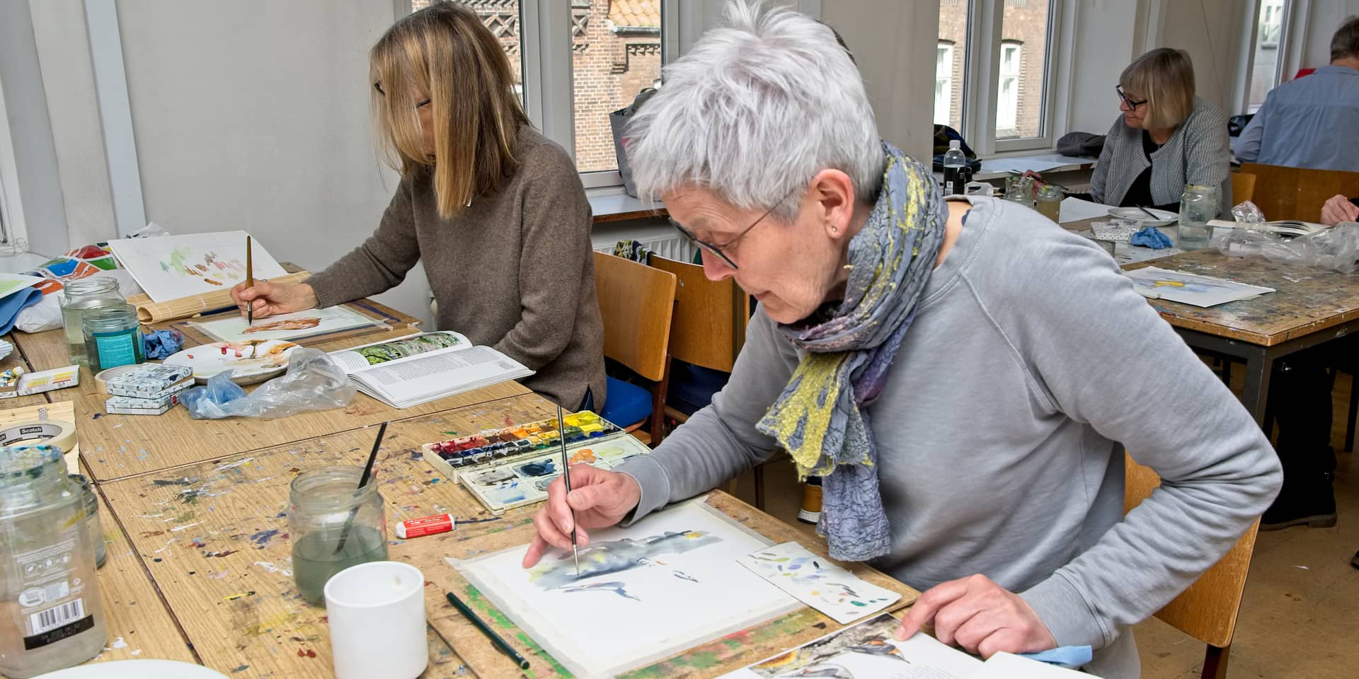 To kvinder maler på maleværksted på kursus i FOF Aarhus