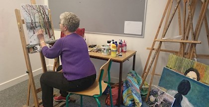 Kvinde der maler til maleværksted hos FOF Aarhus