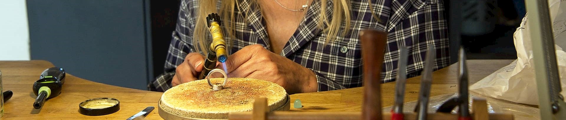 Kvinde laver smykker på kursus ved FOF Aarhus