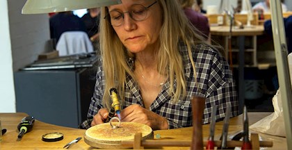 Kvinde laver smykker på kursus ved FOF Aarhus