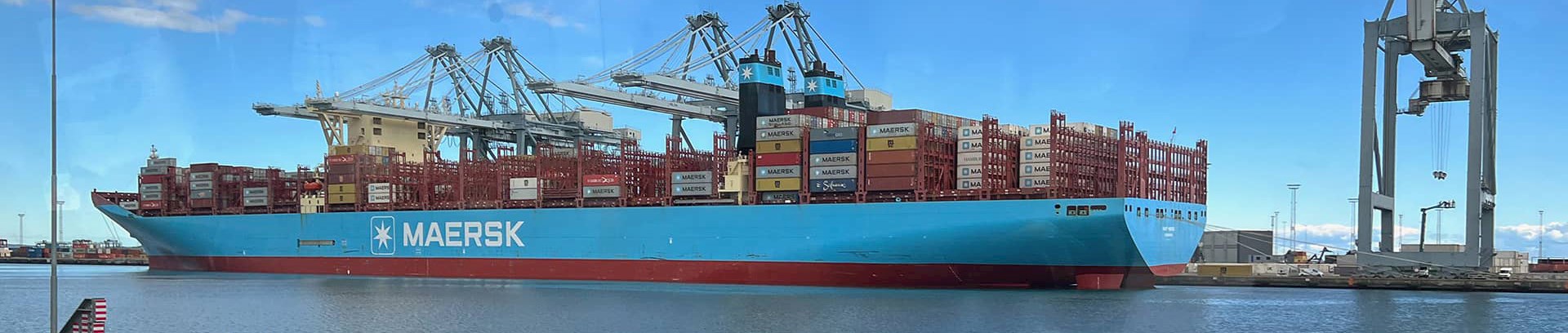 Containerskib i Aarhus Havn. FOF Aarhus bag facaden