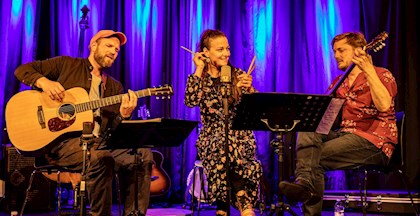 Trio Yiamas spiller sange og melodier fra Grækenland. Musiksalon hos FOF Aarhus.