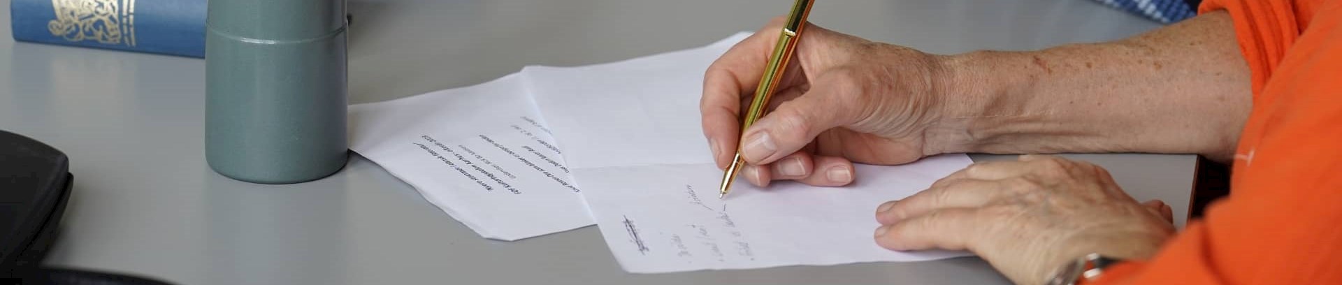 Kvinde skriver med pen og papir, skrivekursus i FOF Aarhus