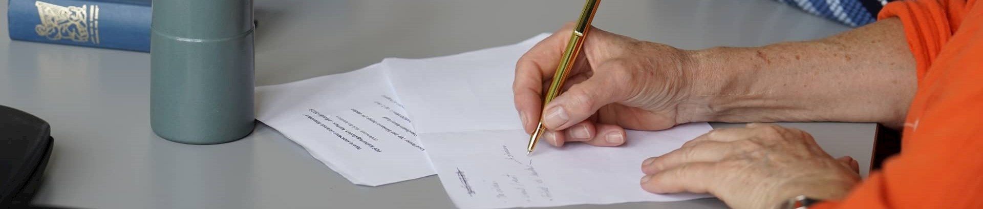 Kvinde skriver med pen og papir, skrivekursus i FOF Aarhus