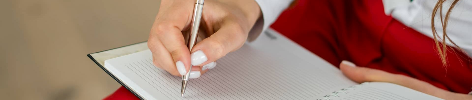 Kvinde der skriver en børnebog på skrivekursus i børnebøger i FOF Aarhus