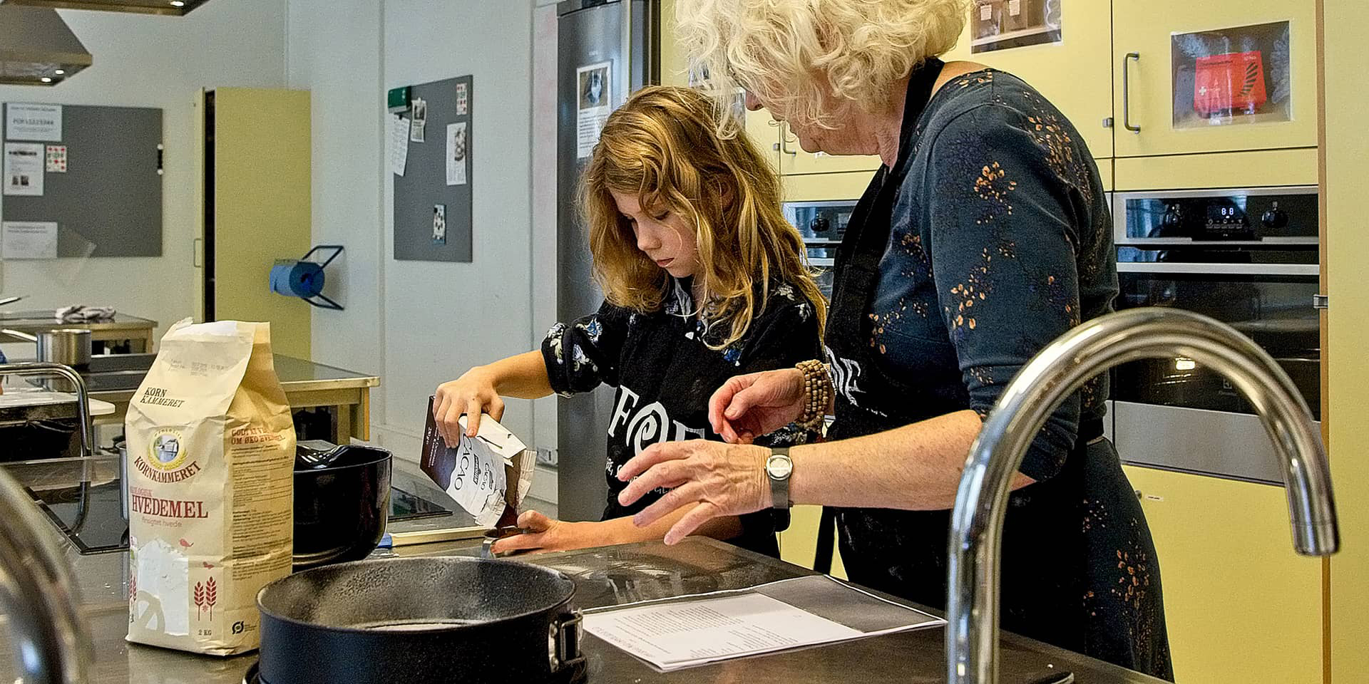 Billede fra bagekursus for børn og voksne ved FOF Aarhus, underviser er kokken Thanh Hong Ngyuen