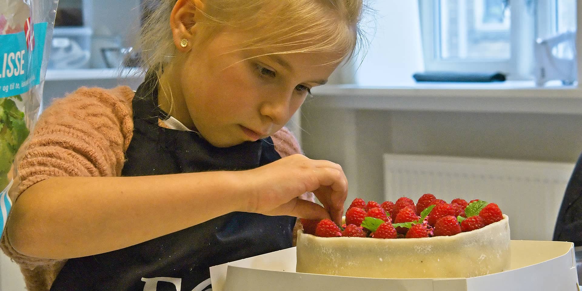 Pige som laver othello-lagkage på bagekursus hos FOF Aarhus, underviser Jon Edlund