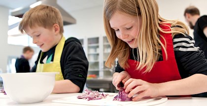 Billede af børn som laver mad på et kursus hos FOF Aarhus