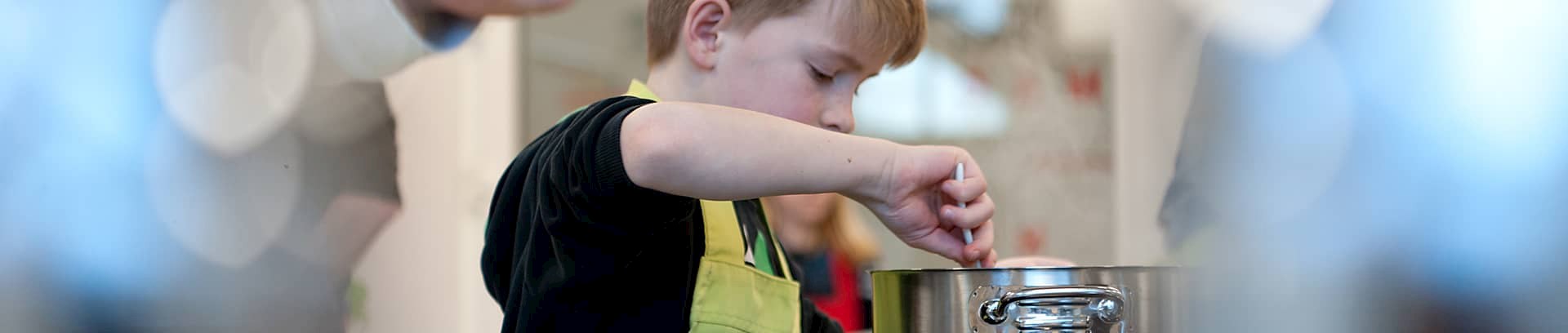 Barn der laver mad på Arsarin madskole i FOF Aarhus