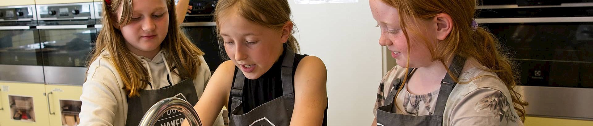 Børn i alderen 8-12 på madskole i FOF Aarhus' køkken.