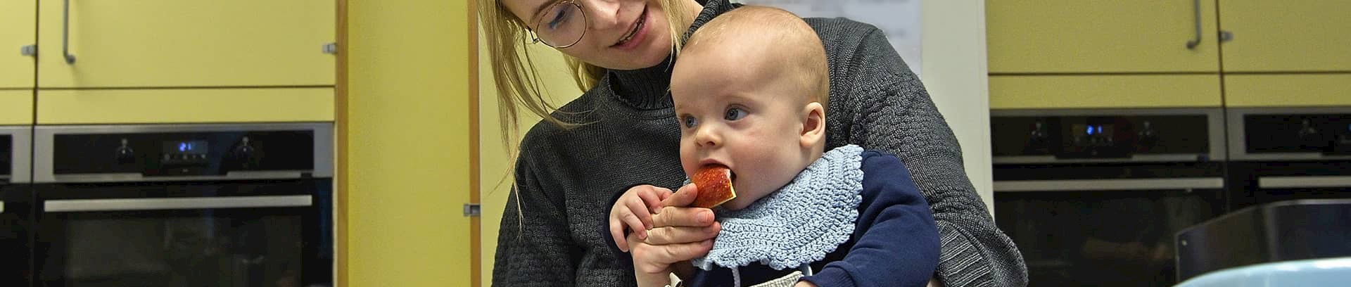 Mor og baby i køkkenet til Mini-Maker i FOF Aarhus