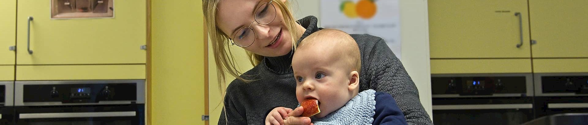 Mor og baby i køkkenet til Mini-Maker i FOF Aarhus