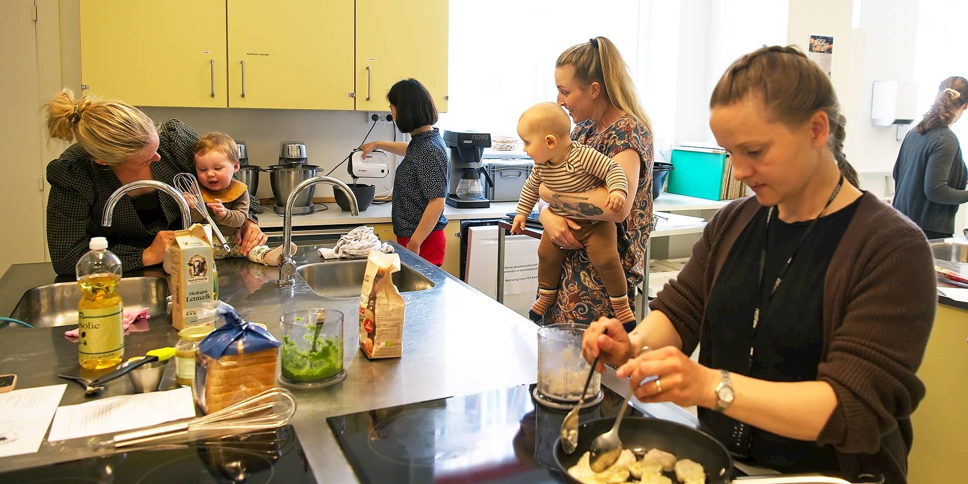 Mødre og babyer i køkkenet til Mini-Maker i FOF Aarhus