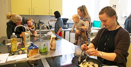 Mødre og babyer i køkkenet til Mini-Maker i FOF Aarhus