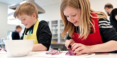 Billede af børn som laver mad på et kursus hos FOF Aarhus