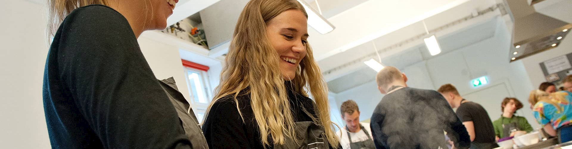 Unge deltagere ved arrangementet Vi leger med mad, ved Food Maker i FOF Aarhus' køkken