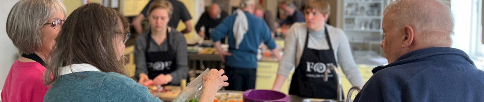 Deltagere hygger sig til Madglad60+ samarbejdet mellem Genlyd og FOF Aarhus