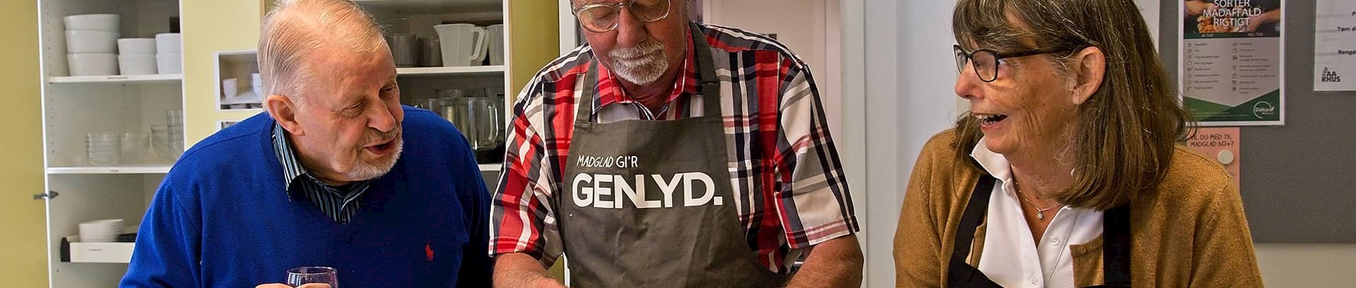 Kursister hygger sig med madlavning til Madglad 60+
