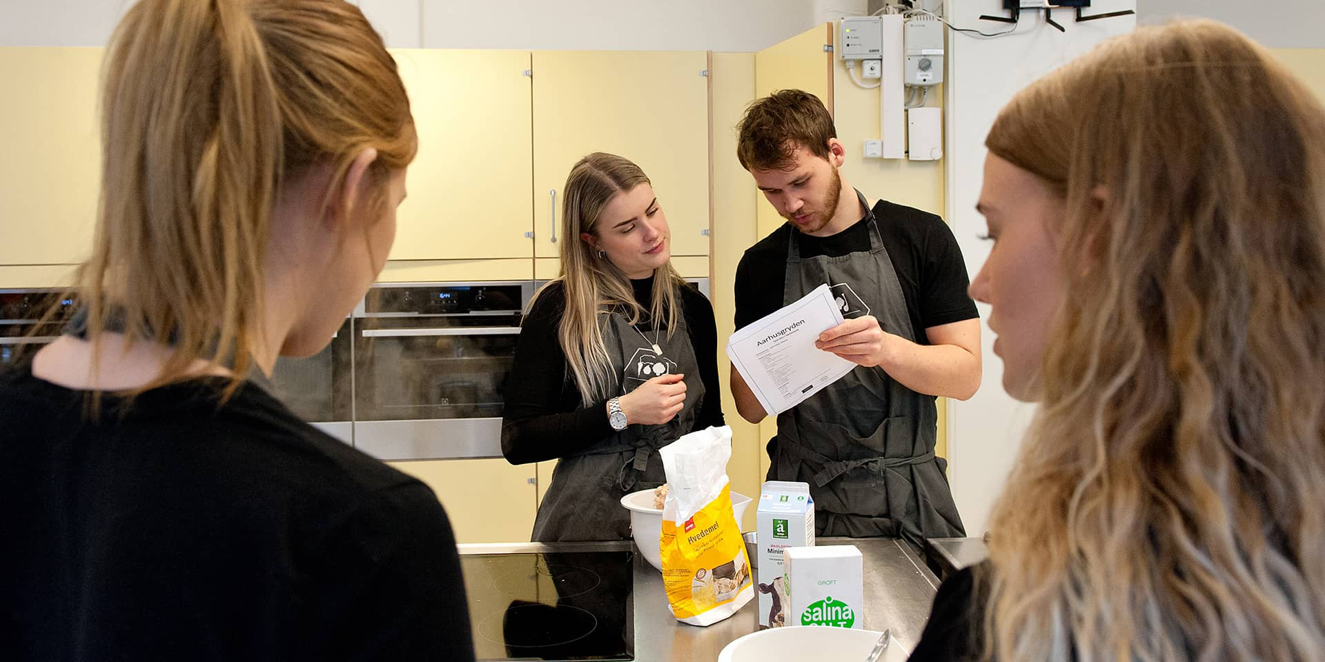 Unge mennesker til madlavningskursus i FOF Aarhus