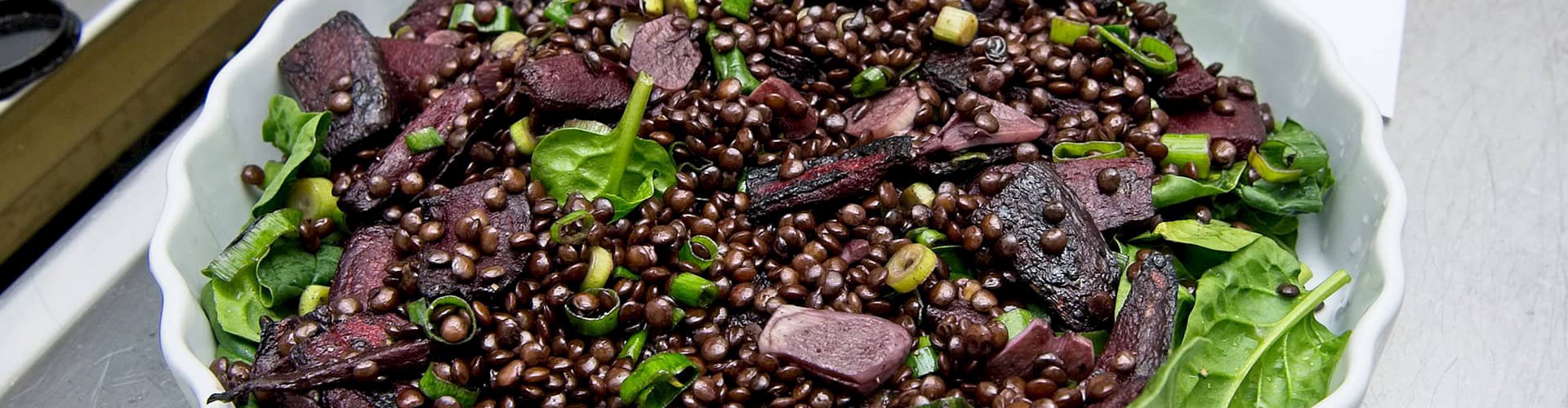Grøn vegetarisk salat med bønner, spinat og rødbede. Madlavning hos FOF Aarhus.