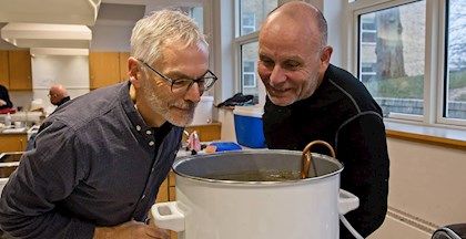 To kursister fra kursus i ølbrygning ved FOF Aarhus