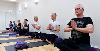 Mænd der laver patanjali yoga for mænd