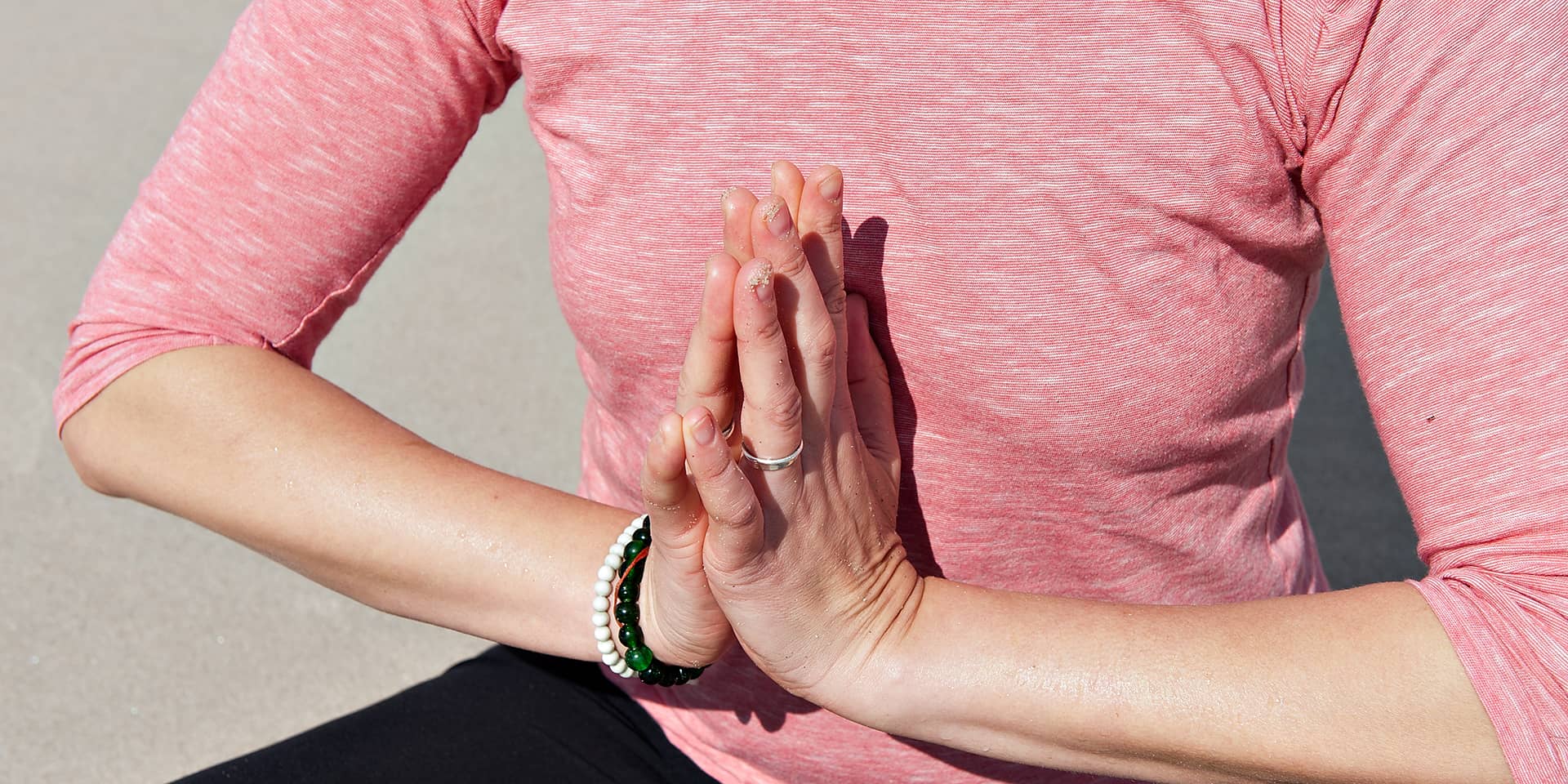 Kvinde med foldede hænder til yoga ved FOF Aarhus