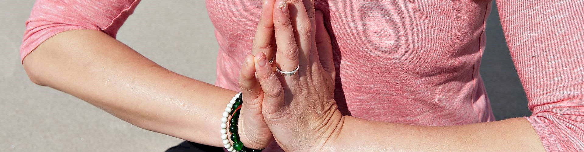 Kvinde med foldede hænder til yoga ved FOF Aarhus