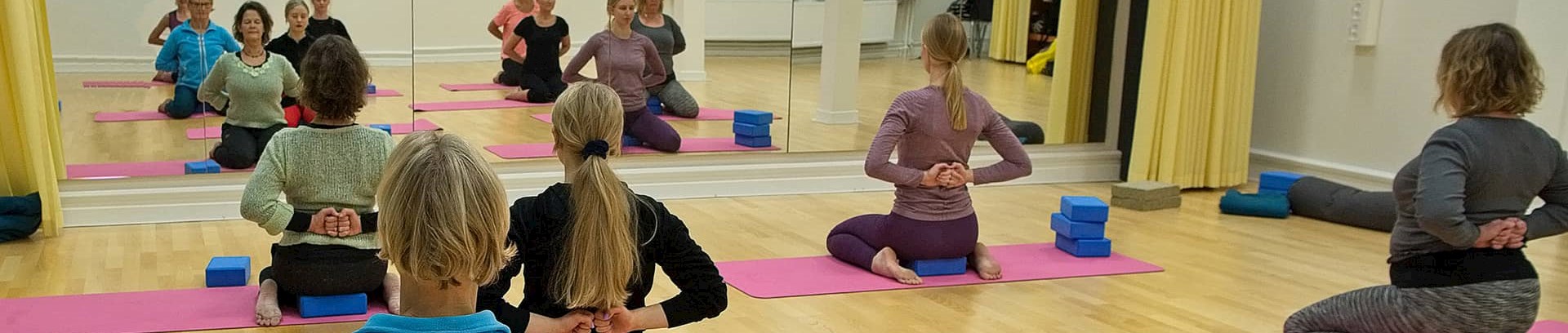Kursister der dyrker yoga på yogakursus ved FOF Aarhus