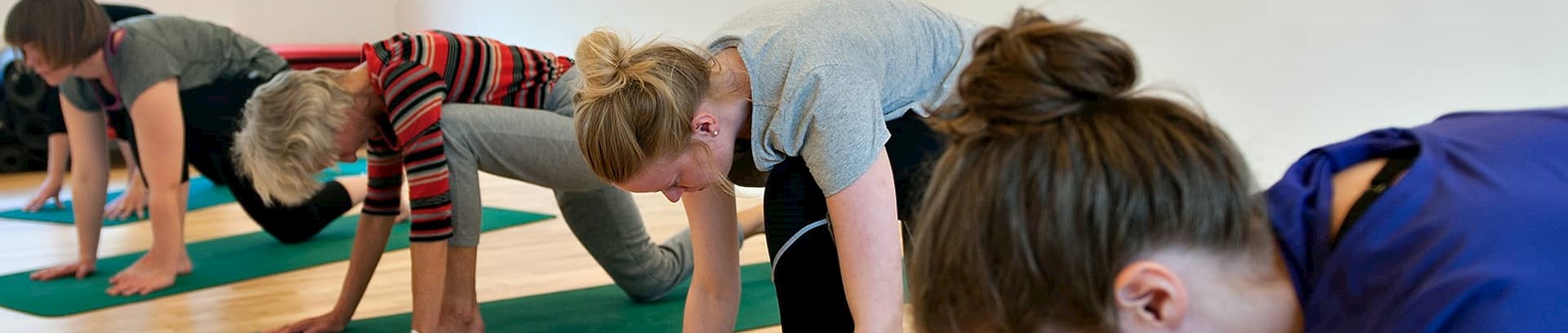 Kvinder der laver stræk på yogamåtte til yoga ved FOF Aarhus