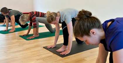 Kvinder der laver stræk på yogamåtte til yoga ved FOF Aarhus