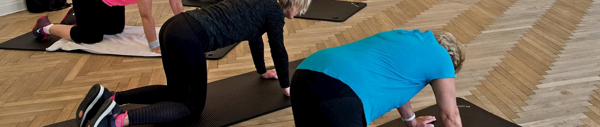 Kvinder som træner ryg, mave og bækken ved FOF Aarhus