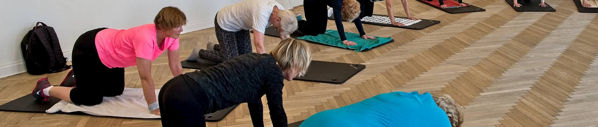 Kvinder som træner ryg, mave og bækken ved FOF Aarhus