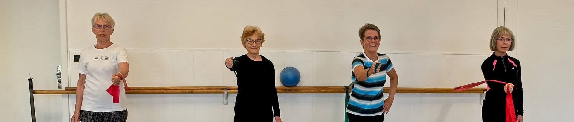 Kvinder som laver træning med elastik ved FOF Aarhus