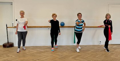 Kvinder som laver træning med elastik ved FOF Aarhus