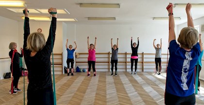 Kvinder der laver øvelser med elastik til træning ved FOF Aarhus