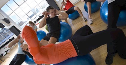 Mænd og kvinder på bolde til stram op fitnesshold, FOF Aarhus